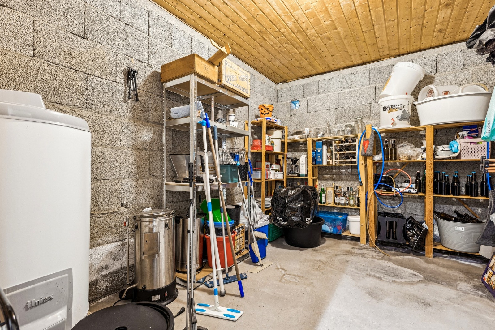 Bod med god plass til lagring. Det er også en til bod i kjelleren. Galleribilde