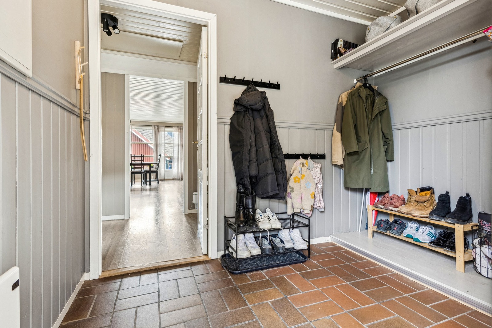 Praktisk entré med plass til oppbevaring og yttertøy. Galleribilde