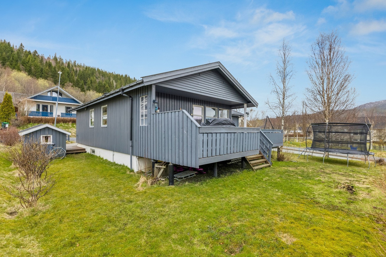 Solrik og lettstelt tomt med gode bruksflater og barnevennlige omgivelser. Galleribilde