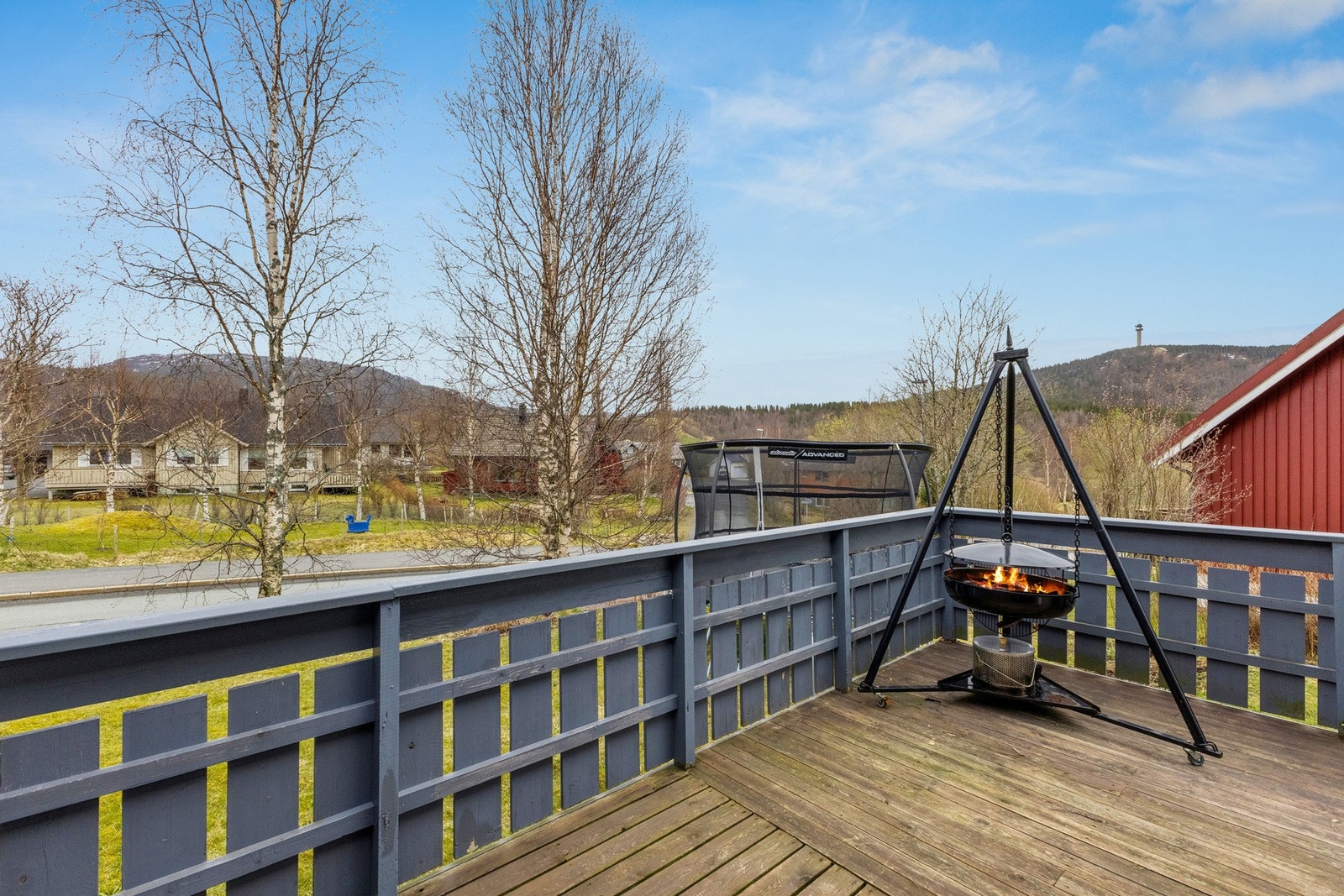 Stor og skjermet terrasse - perfekt for grilling, avslapning og sosiale sammenkomster i sommerhalvåret. Galleribilde