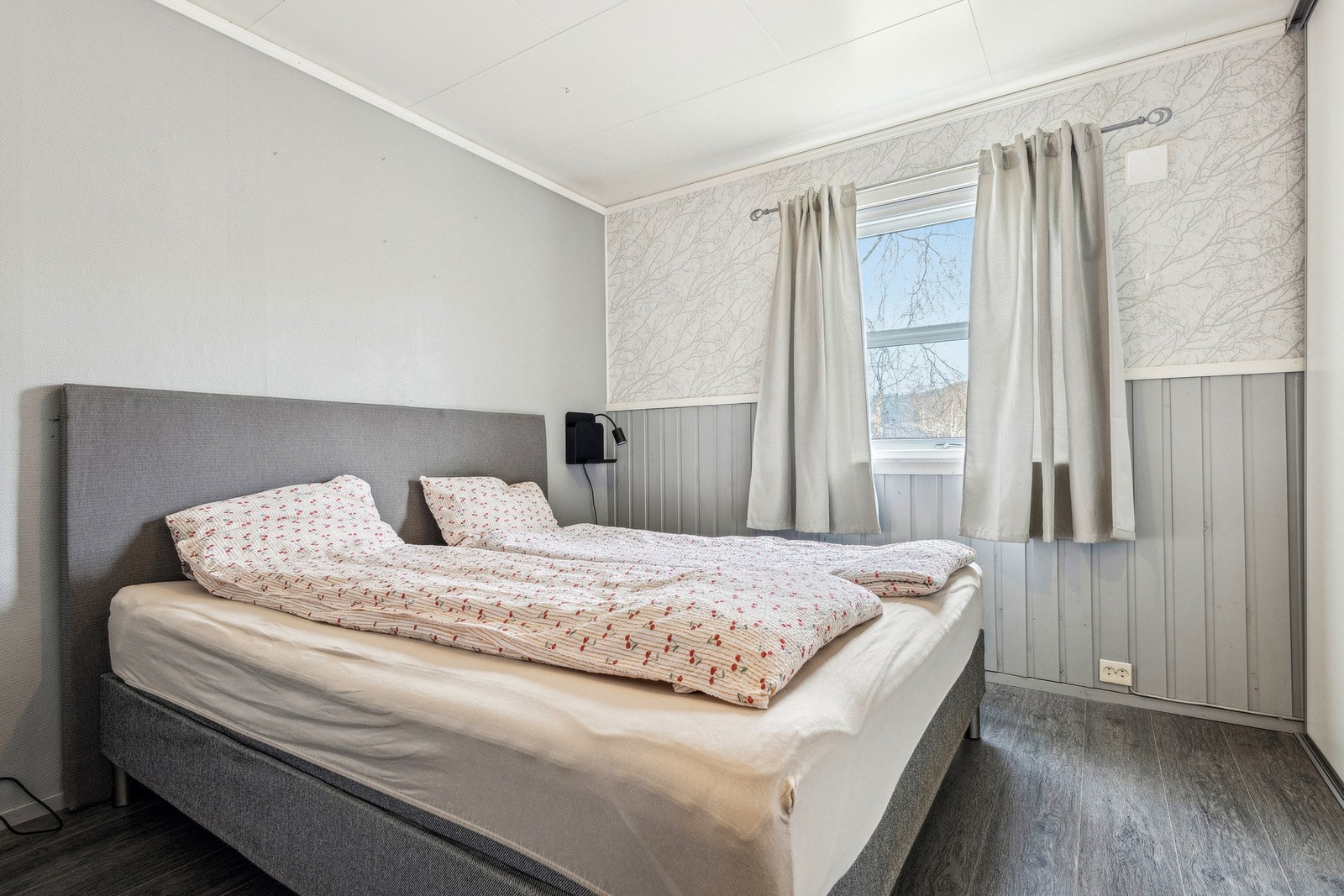 Lyst og innbydende hovedsoverom med god plass til dobbeltseng og garderobe. Galleribilde