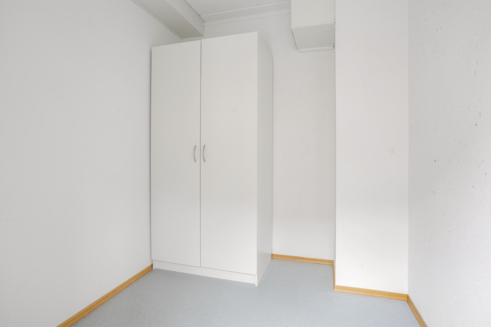 Sportsbod ved inngangsparti Galleribilde