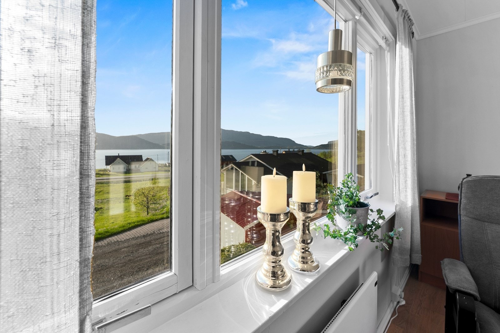 Flott utsikt frå stueglaset Galleribilde