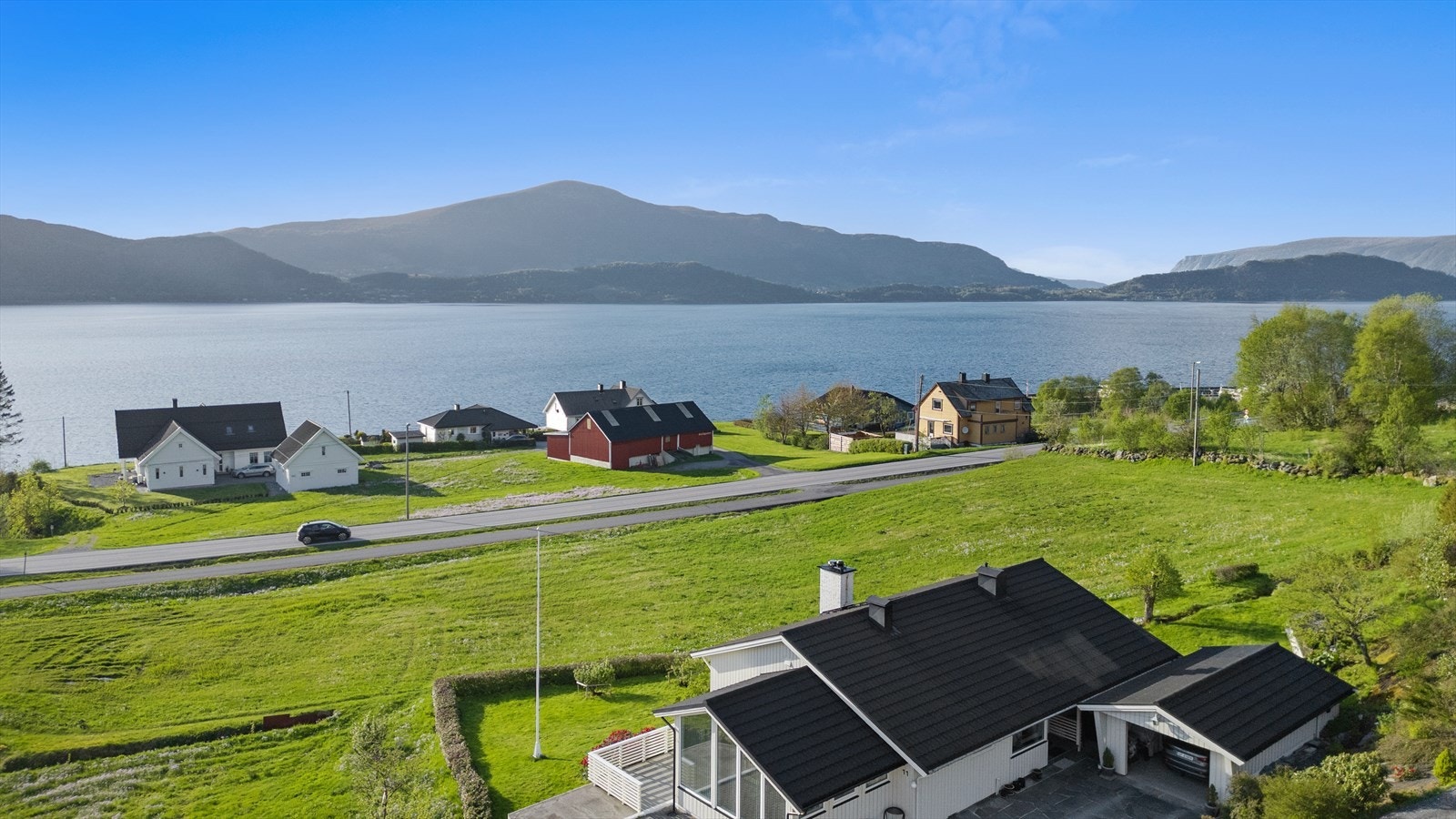 Nydelig utsikt utover Vartdalsfjorden Galleribilde