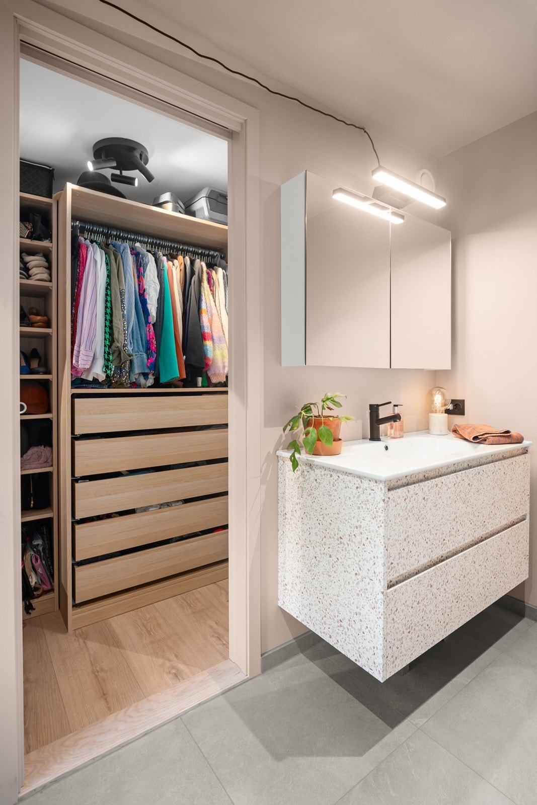 Her er walk-in closet praktisk plassert på innsiden av badet Galleribilde