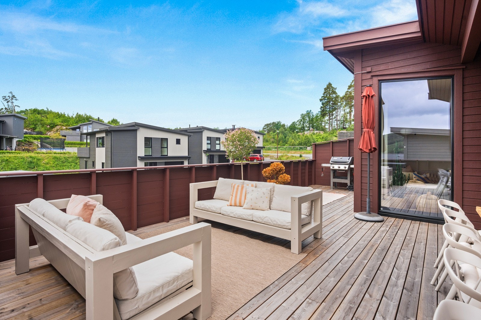 Egen inngang til hovedetasjen, samt trapp ned til carport og platting på baksiden av boligen Galleribilde