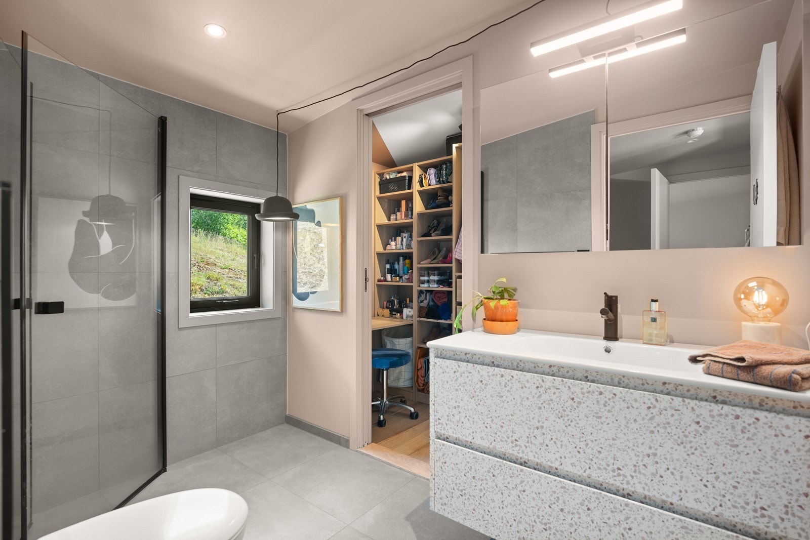 Bad i hovedetasje med servant, vegghengt wc og dusjhjørne. Galleribilde