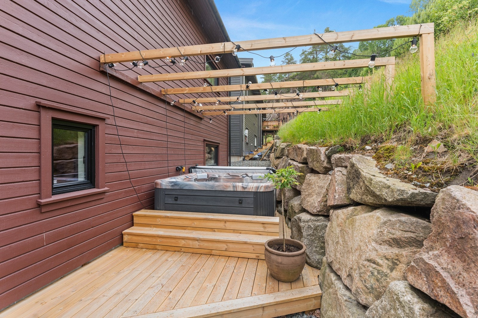 Platting på baksiden av boligen. Her kan en skape et lunt og hyggelig miljø uten innsyn. Galleribilde