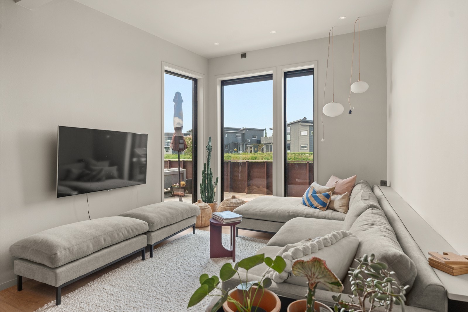 Store vinduer i stuen med montert solskjerming som medfølger Galleribilde