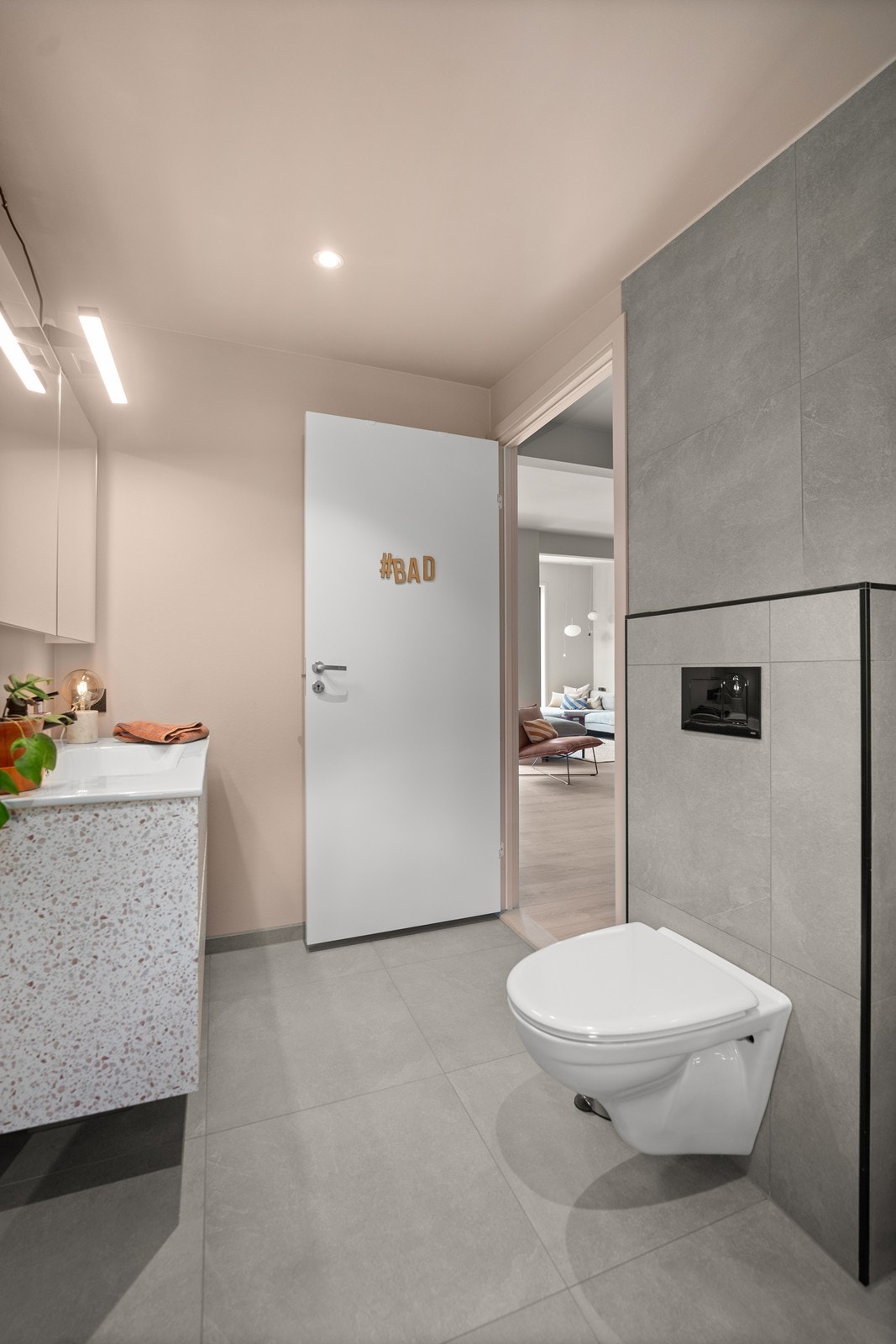 Spotter i tak, 60x60 flis på gulv og på vegg i vårtsone. Varme i gulv. Galleribilde