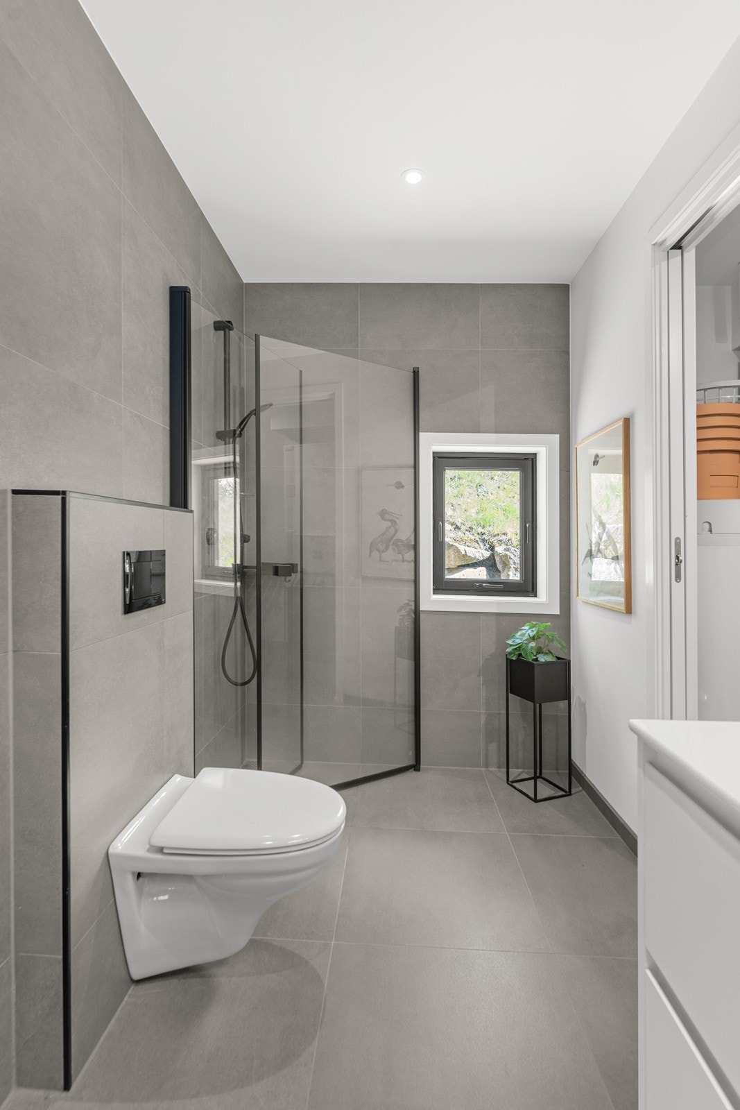 Stilige svarte detaljer og spotter i tak. 60x60 flis på gulv, samt i våtsone. Galleribilde