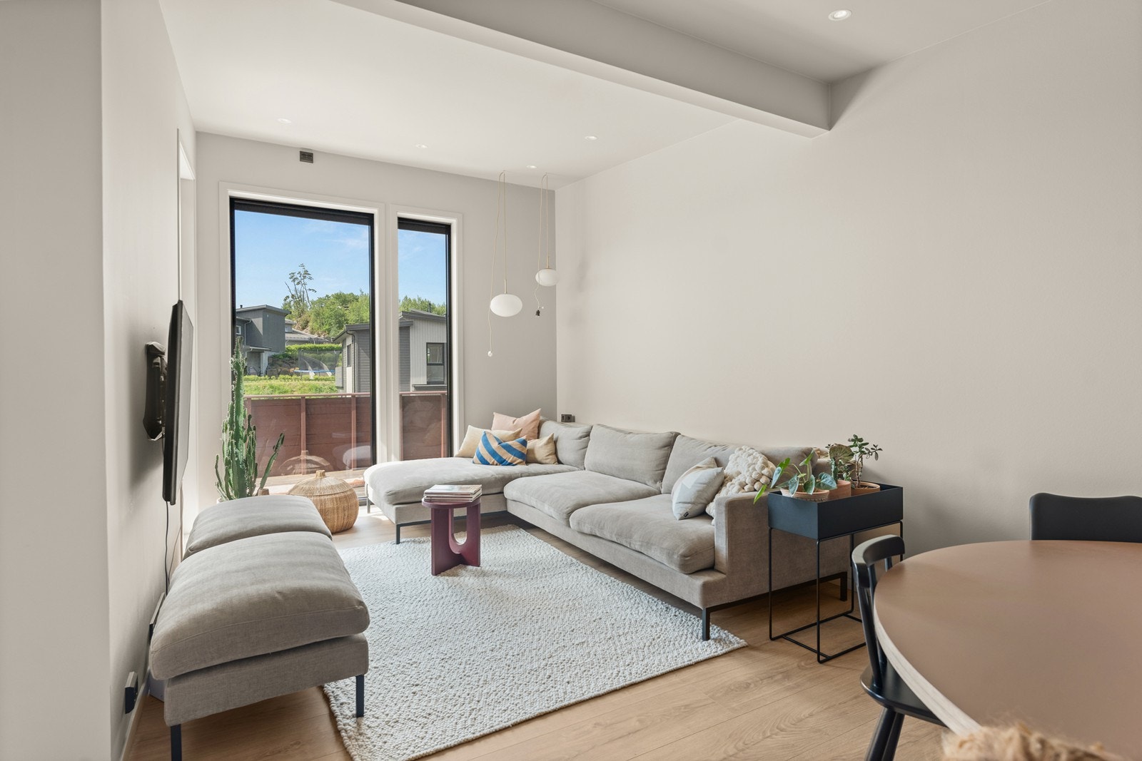 Stue med listefritt tak, spotter og ekstra takhøyde Galleribilde