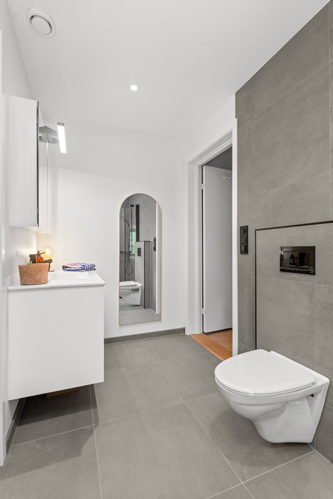 Bad med servant, vegghengt wc og dusjhjørne. Galleribilde