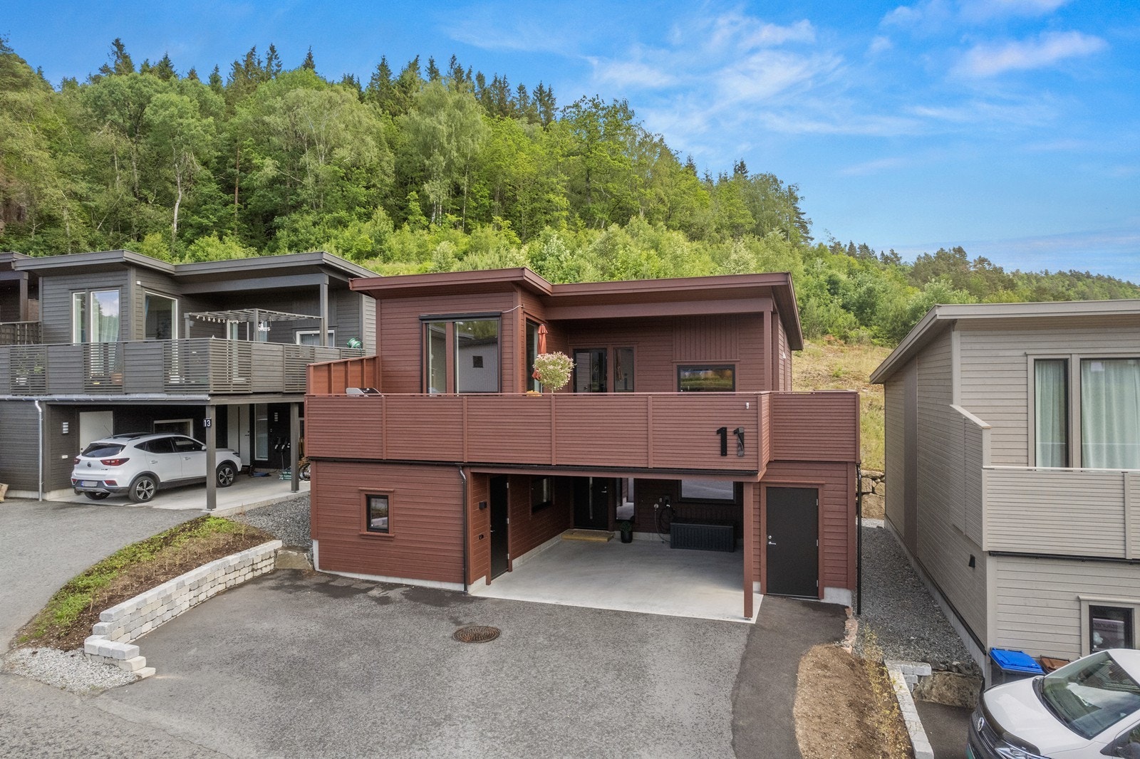 Flott nyere enebolig som går over 2 plan Galleribilde