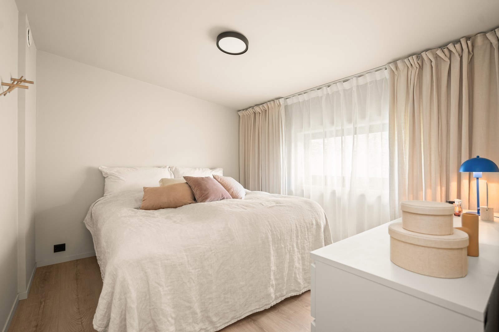 Hovedsoverom med god størrelse malt i en behagelig farge Galleribilde