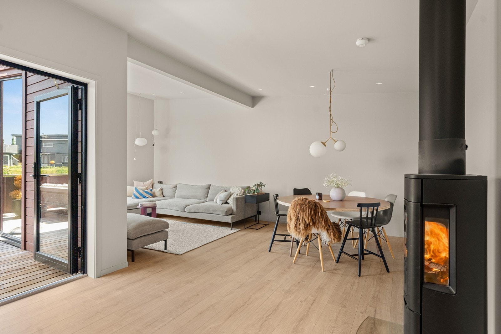 Store vindusflater i front som slipper inn mye naturlig lys i boligen Galleribilde