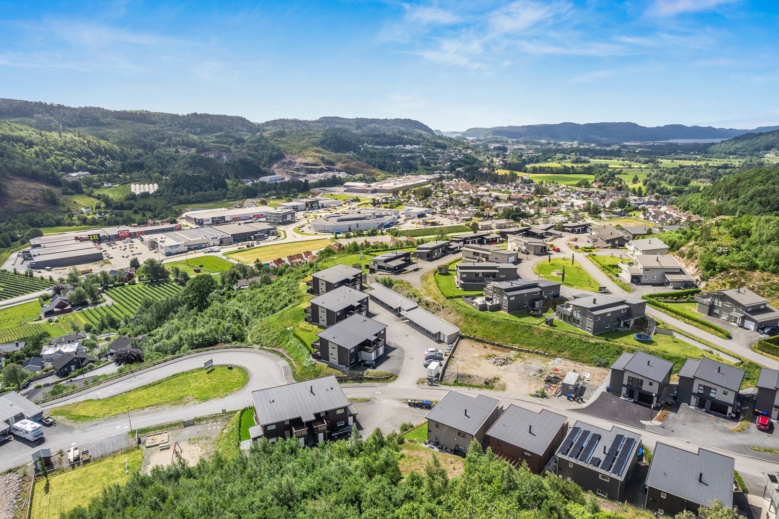 Kort avstand til ulike turområder, samt Handelsparken med alt av fasilieter Galleribilde