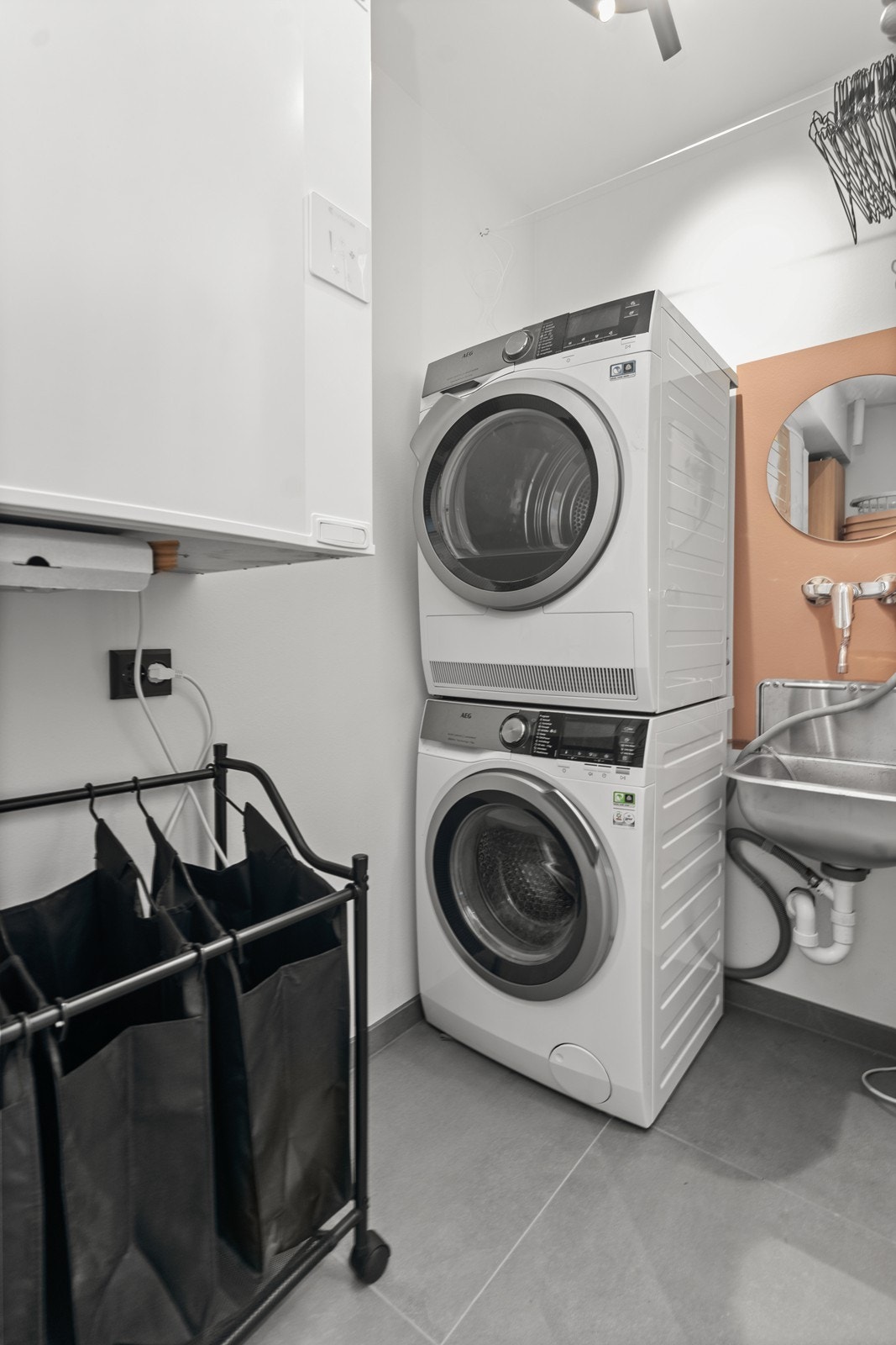 Vaskerom på innsiden av badet med opplegg i til vaskemaskin og tørketrommel, samt vaskekom. Her er ventilasjonssystem også plassert. Galleribilde