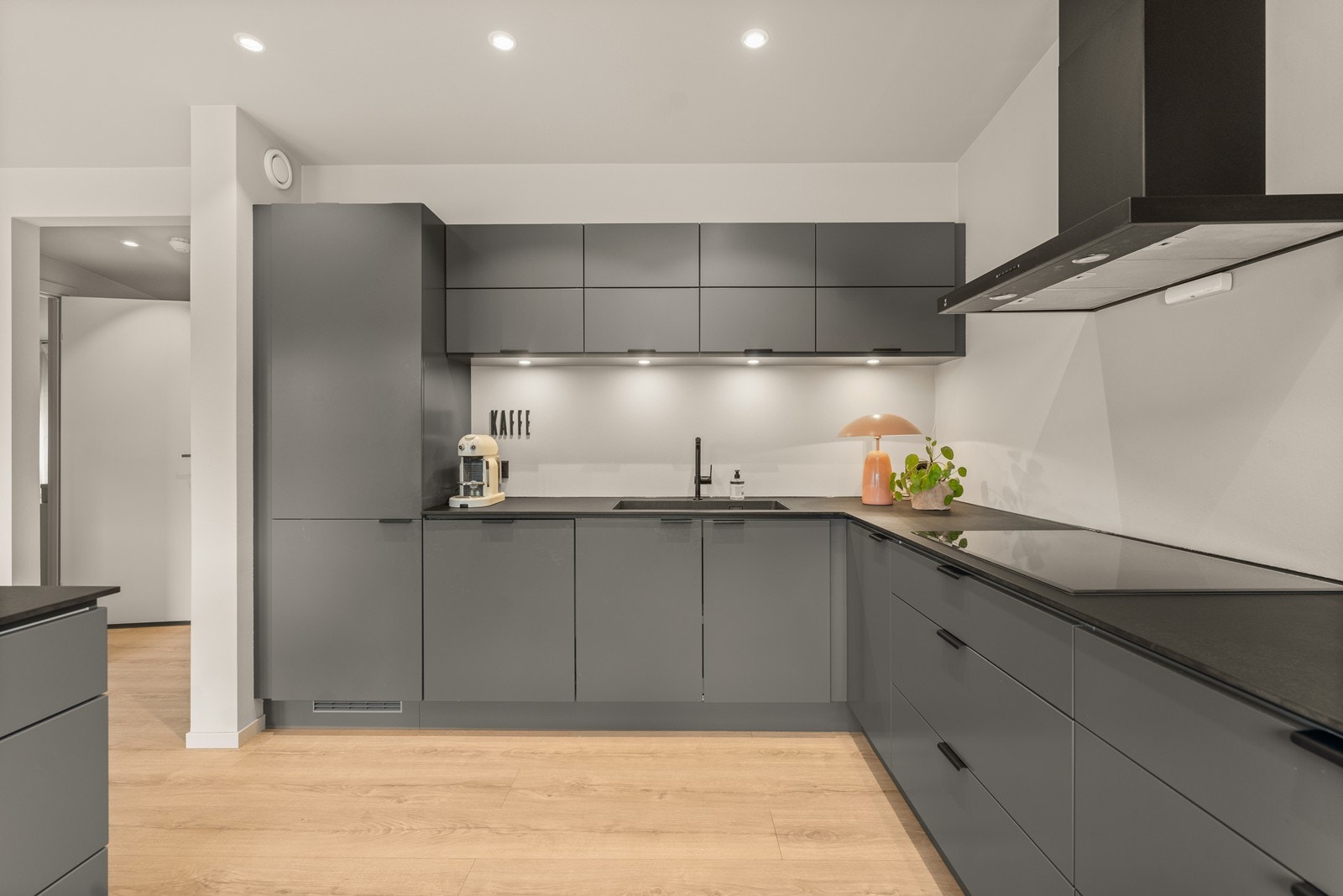 God skap- og benkeplass. Solid benkeplate i kompaktlaminat. Galleribilde