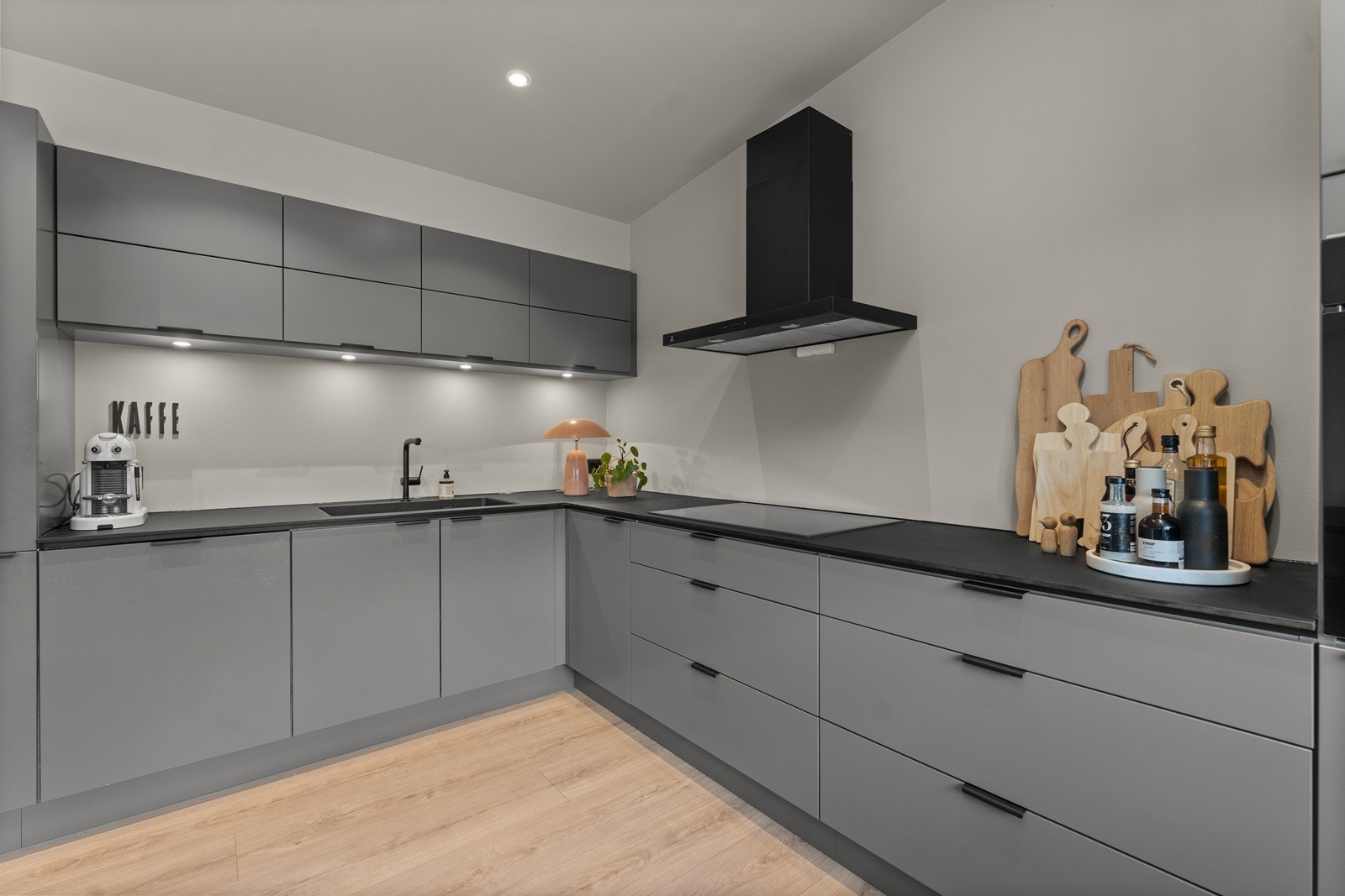 Kjøkkeninnredning fra Strai kjøkken. Kjøkkenet er oppgradert med ekstra bredde på bla. koketopp og vask. Galleribilde