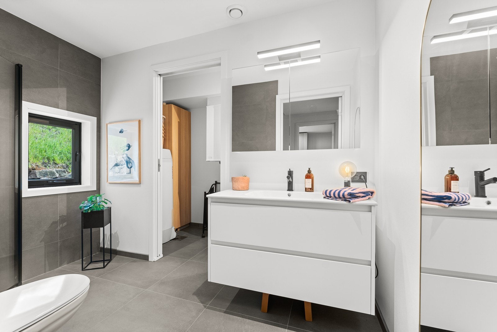 Bad i 1. etg. med vaskerom på innsiden av badet Galleribilde