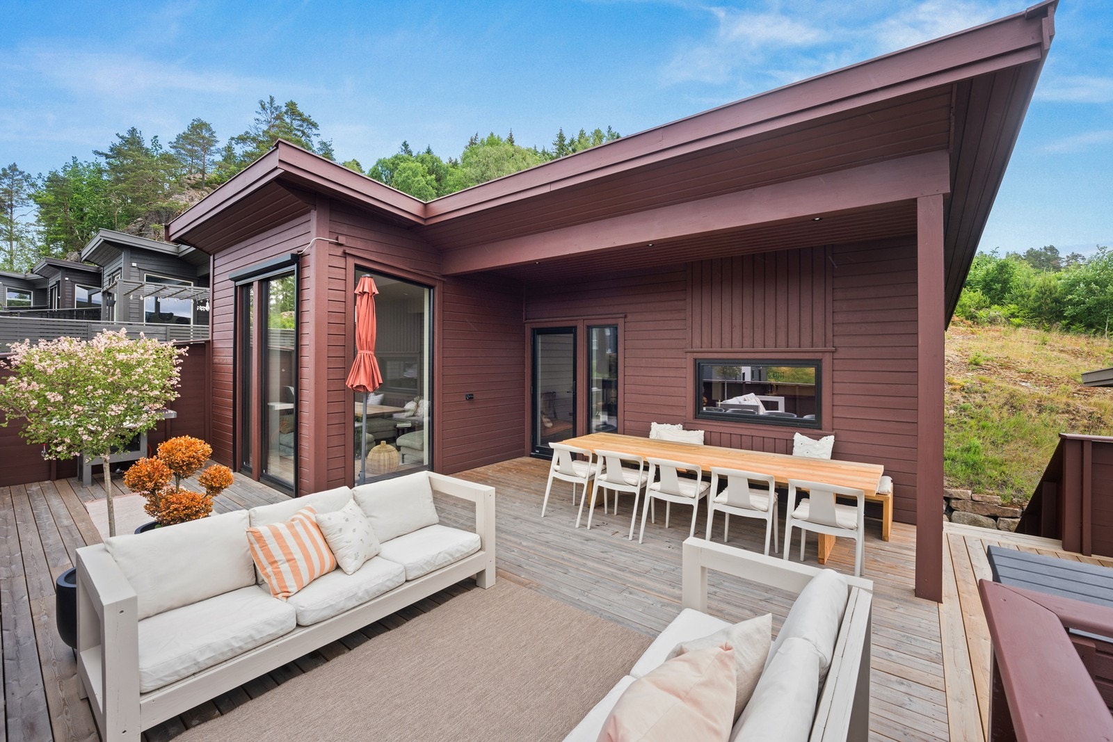 Flott terrasse med god plass til møblering Galleribilde