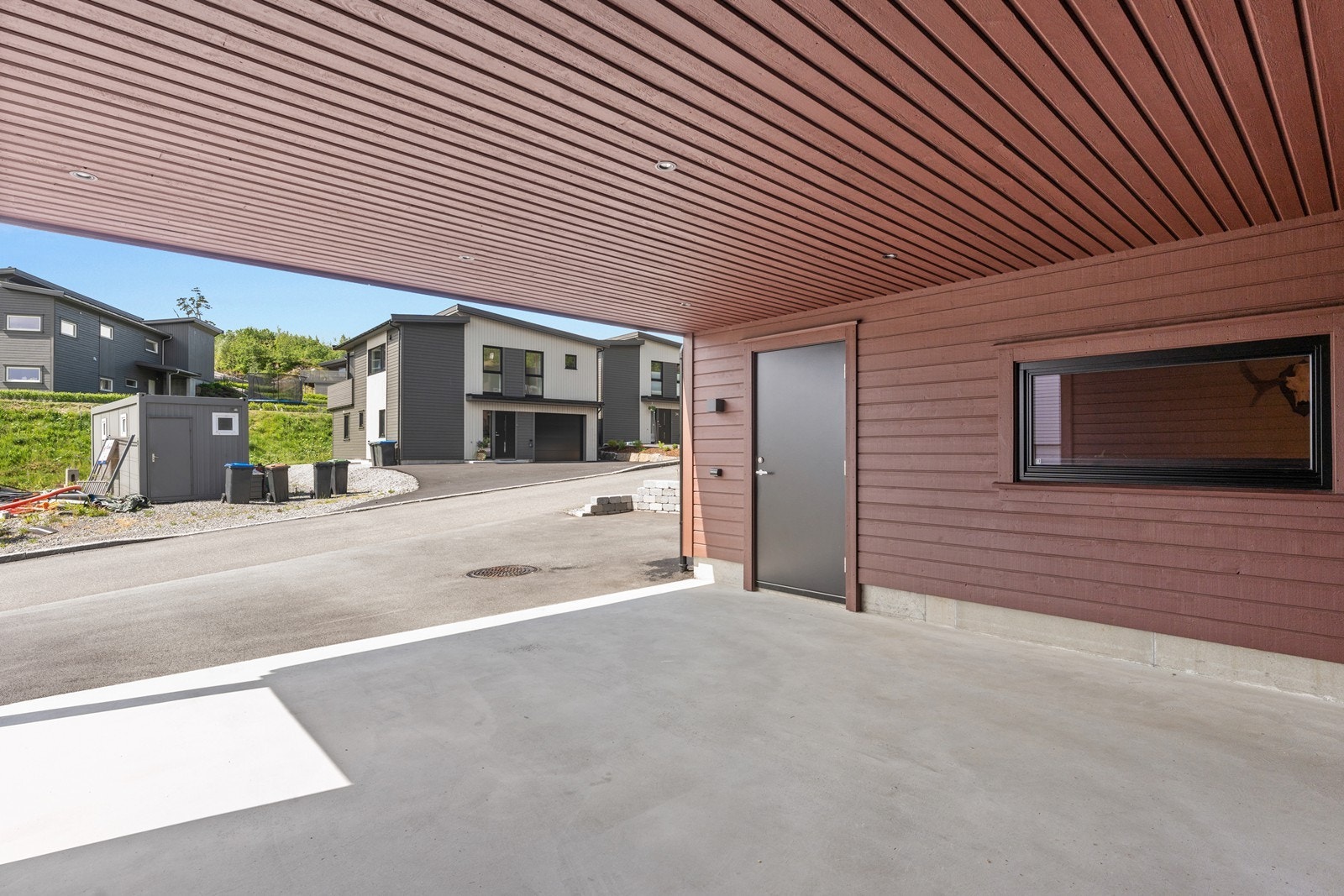 Carport med tilgang til bod under tatt tak Galleribilde