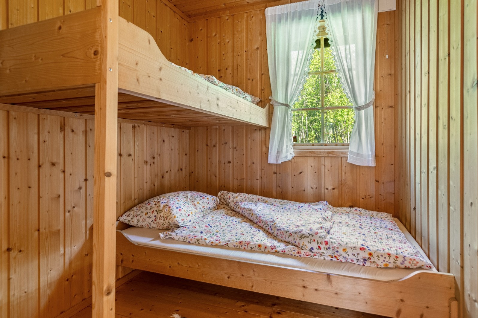 Hytta har 3 koselige soverom. Dette har plassbygde senger. Galleribilde