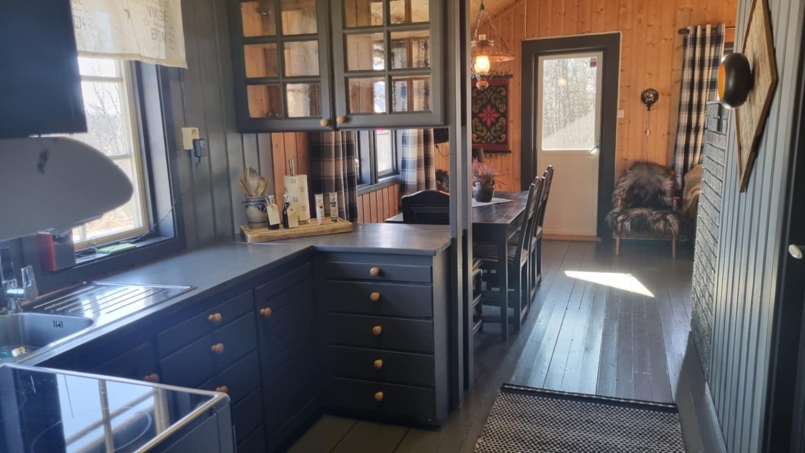 Trivelig hyttekjøkken i en åpen og sosial løsning mot spisestue. Galleribilde