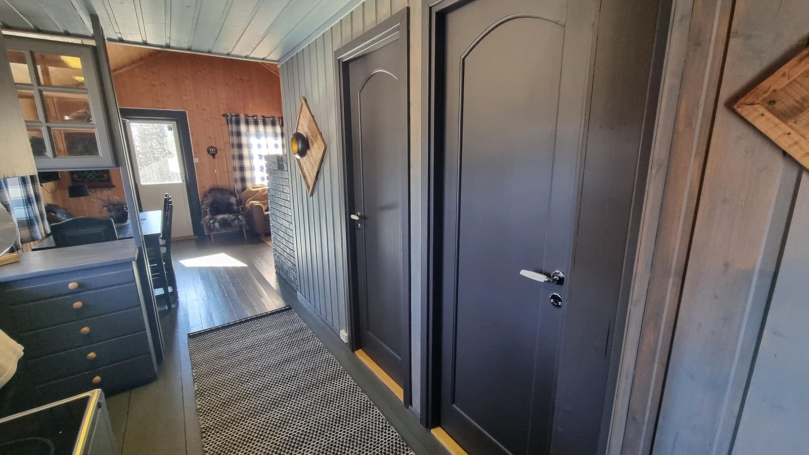 Hytta er malt i en lun og fin gråfarge. Galleribilde