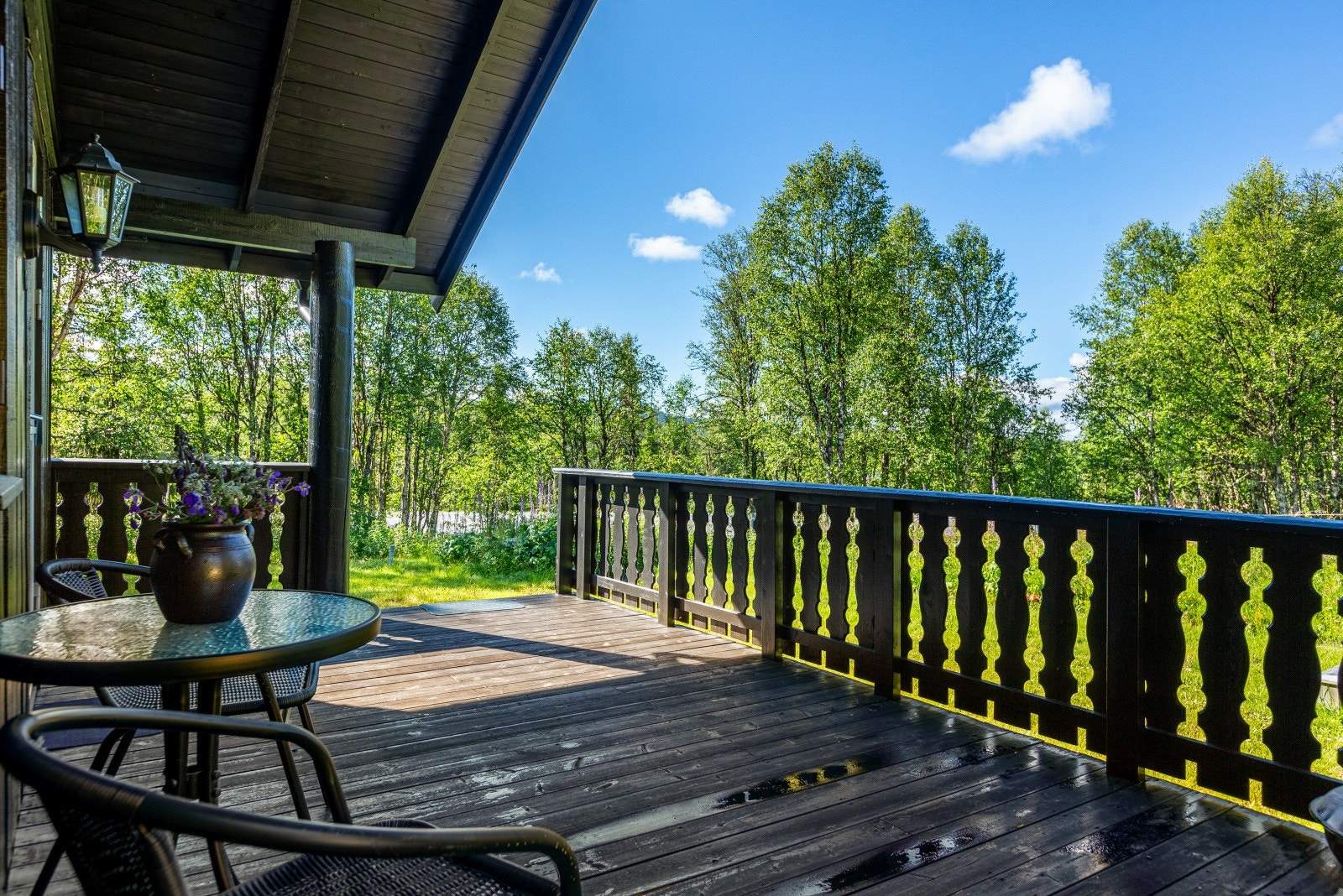 Terrassen er på ca. 16 kvm og har trapp ned til hagen på hver side. Galleribilde