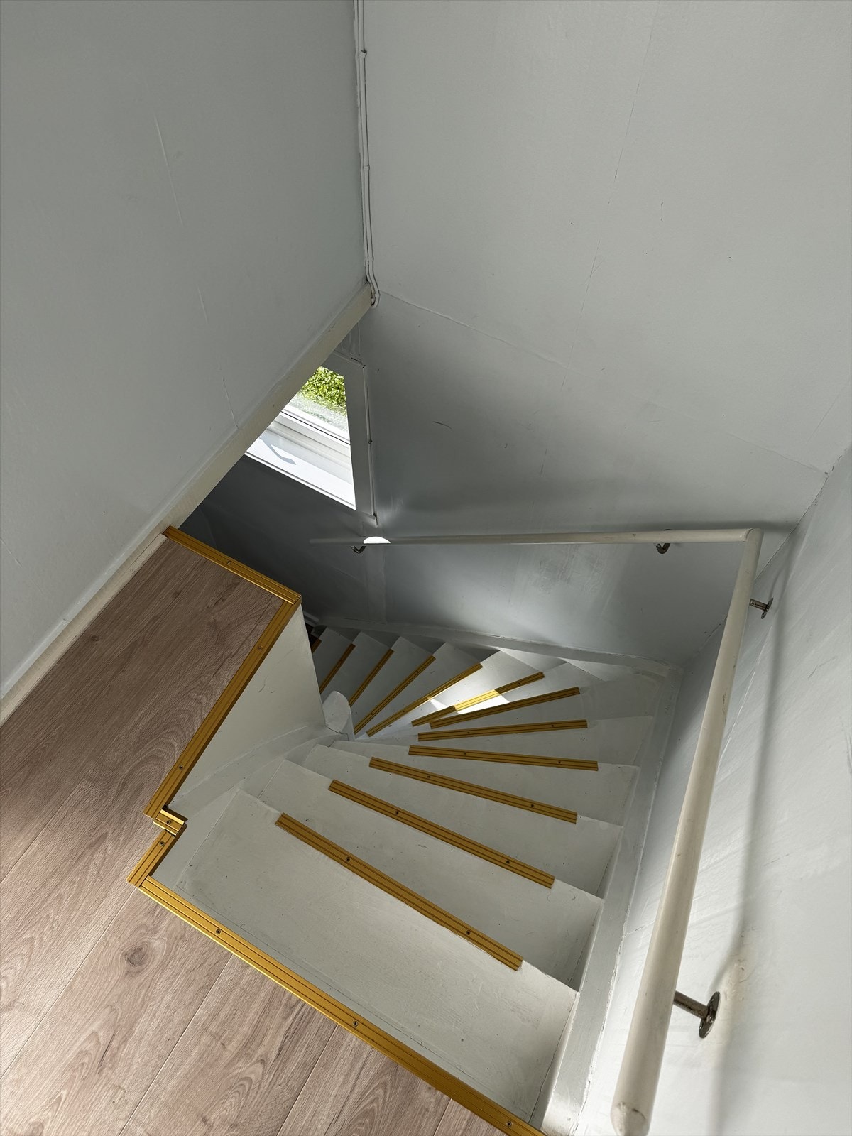 Trapp ned fra loft Galleribilde