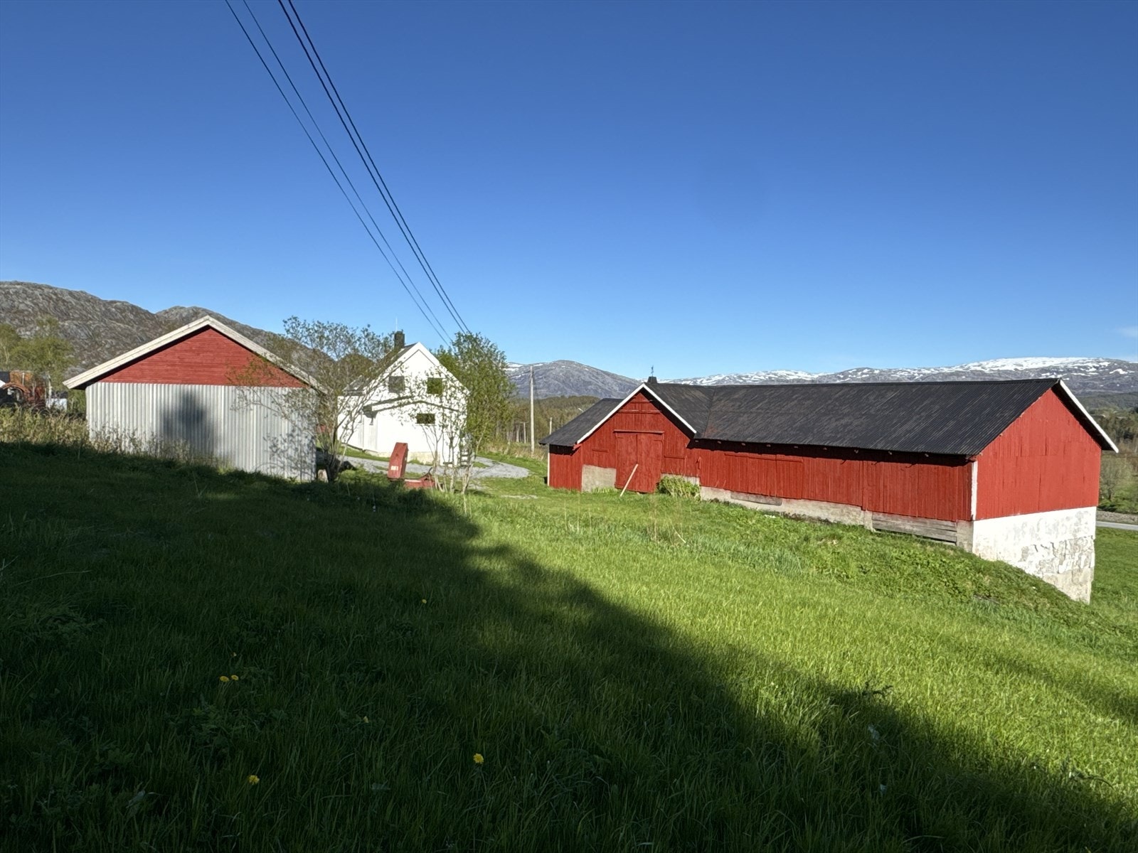 Bolig med fjøsbygning og redsakapshus Galleribilde