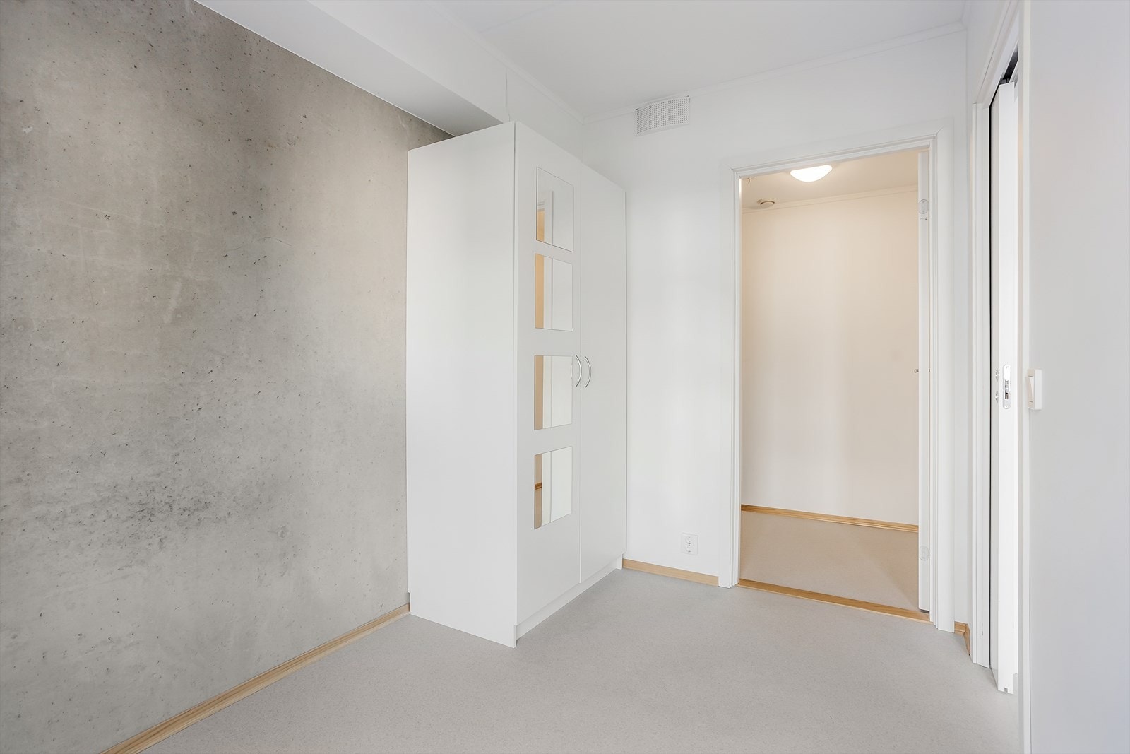 Soverom med inngang til bod Galleribilde