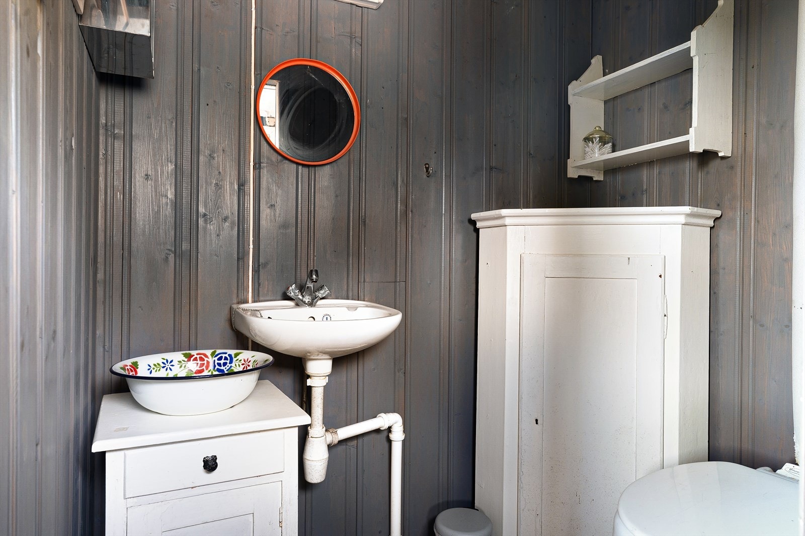 Toalettrom med servant og Husquarna seperasjonstoalett (biologisk toalett) Galleribilde