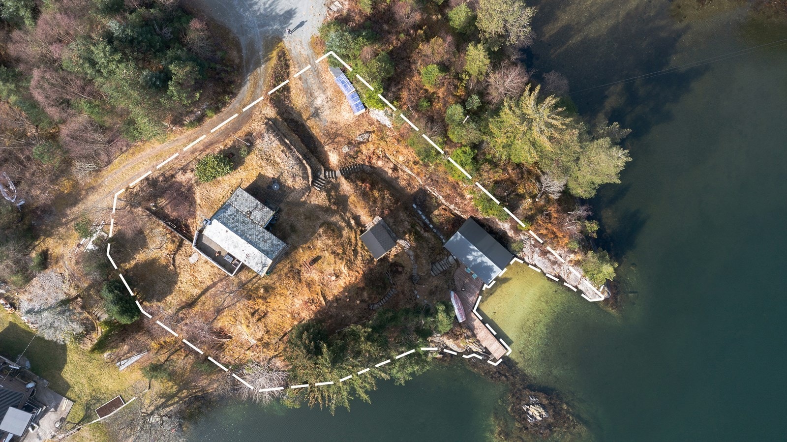 Tomten er på hele 1 421 kvm og er en fin kombinasjon mellom naturtomt og opparbeidet tomt Galleribilde