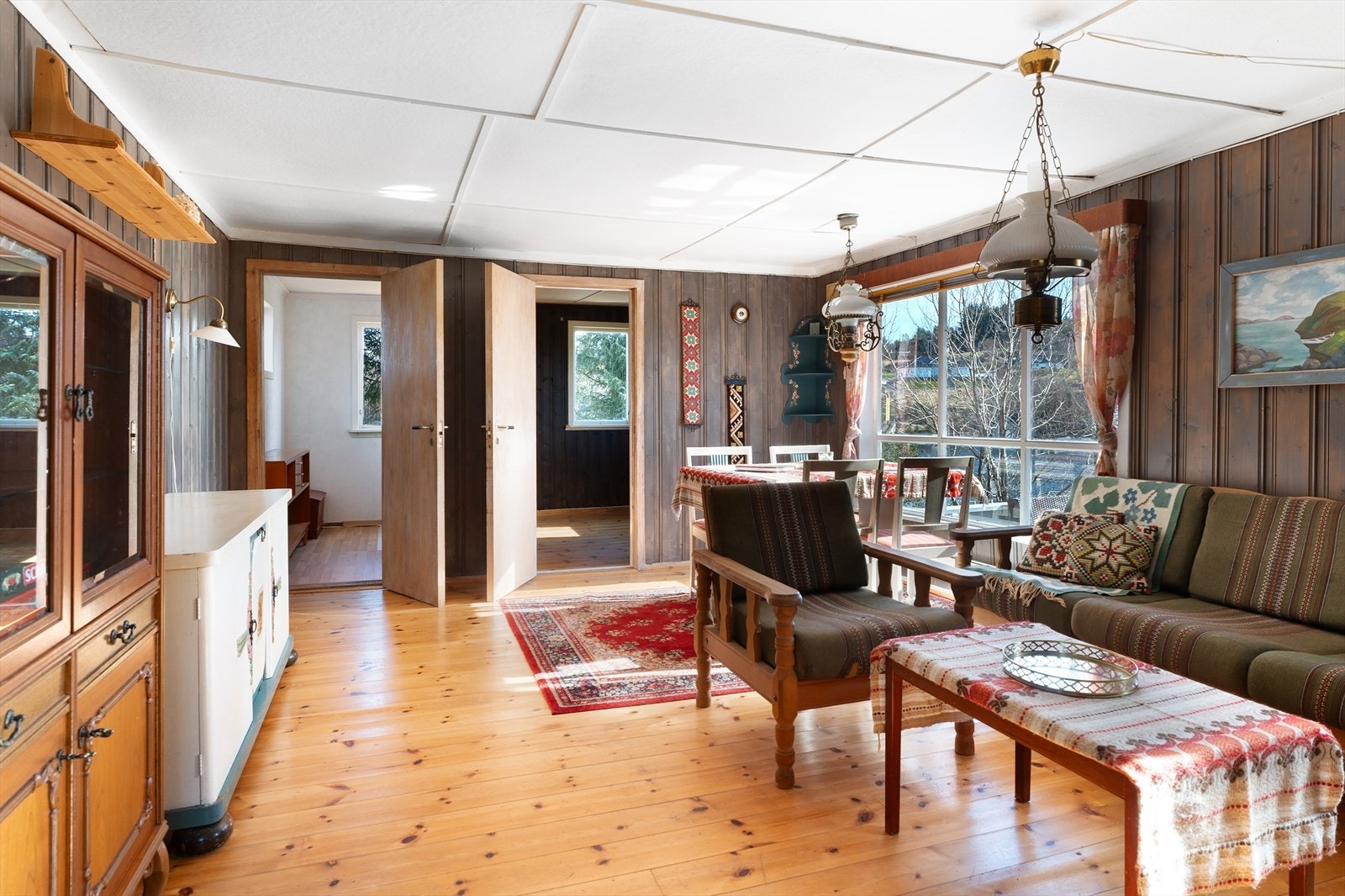 Lys og romslig stue med plass til sofagruppe og spisebord Galleribilde