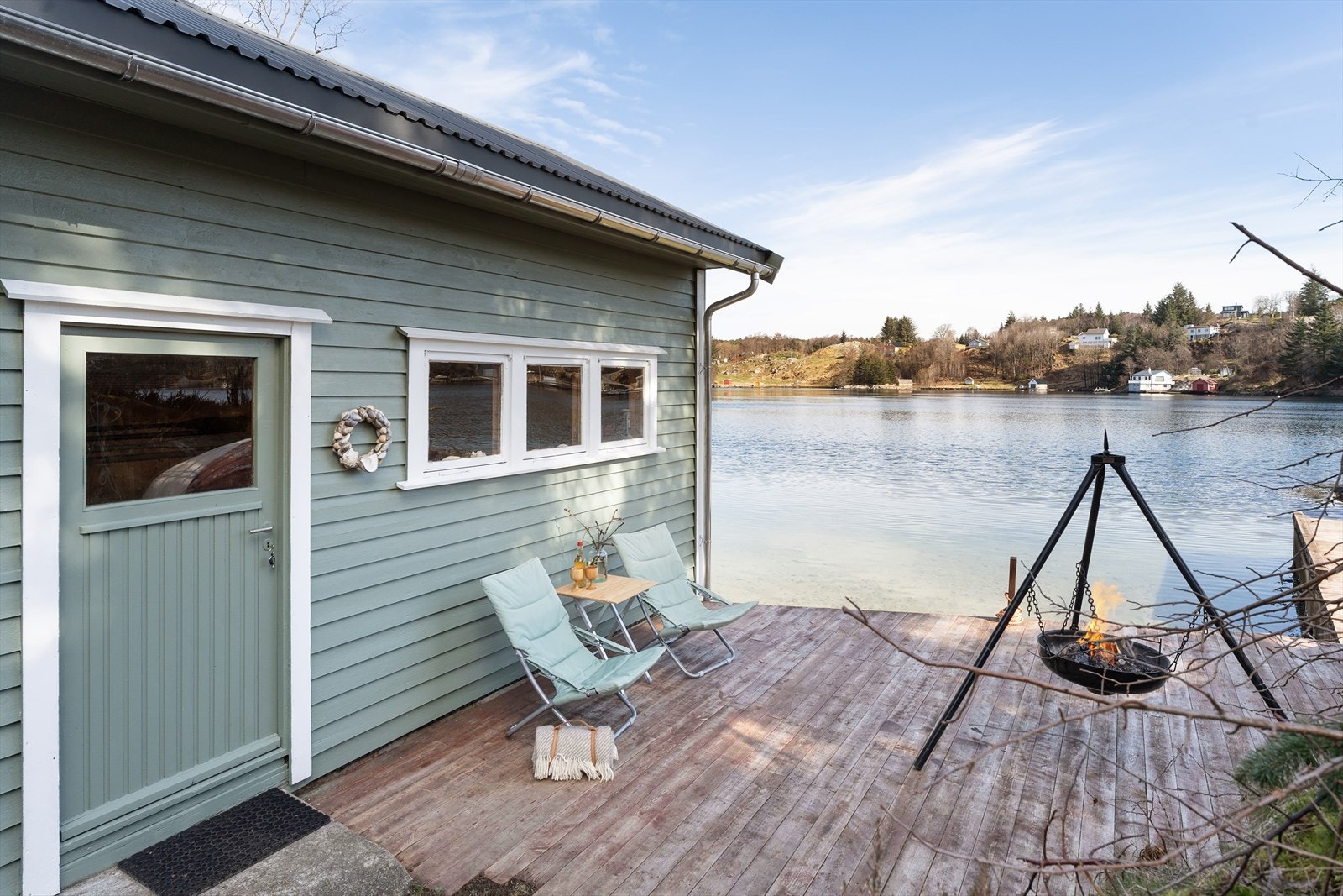 Her ligger alt til rette for solrike dager med grilling, soling, bading og båtturer Galleribilde