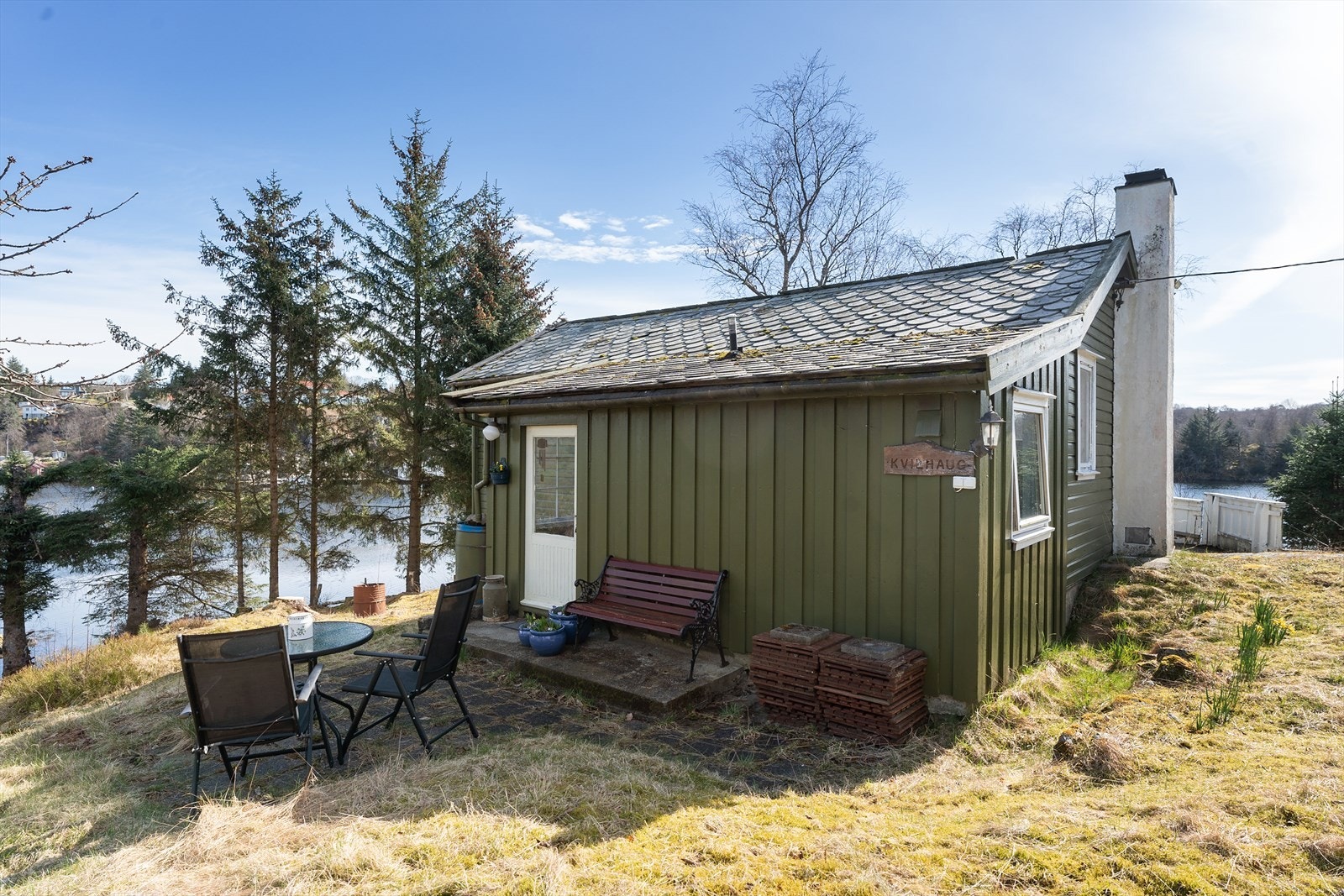 Det er dunker for regnvann ved inngangsdøren Galleribilde