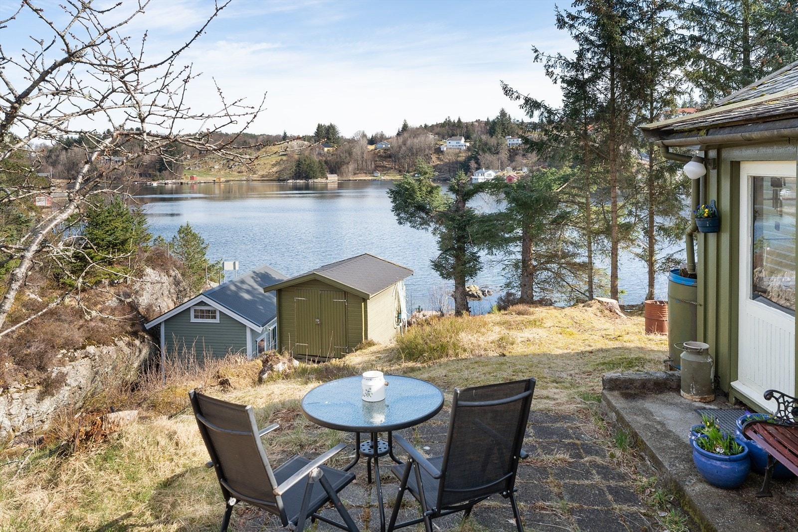 Fritidsboligen og uteområdet ligger på høyde og har nydelig utsikt til sjøen Galleribilde