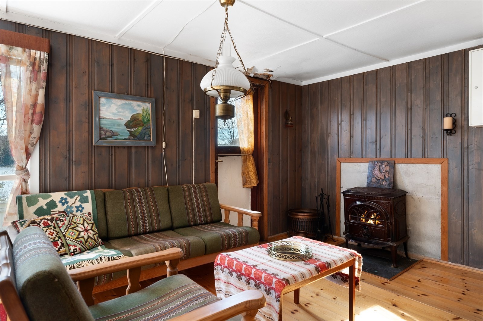 Det er montert vedovn i stuen, men selger opplyser at det er fyringsforbud på grunn av sprekk i pipen Galleribilde
