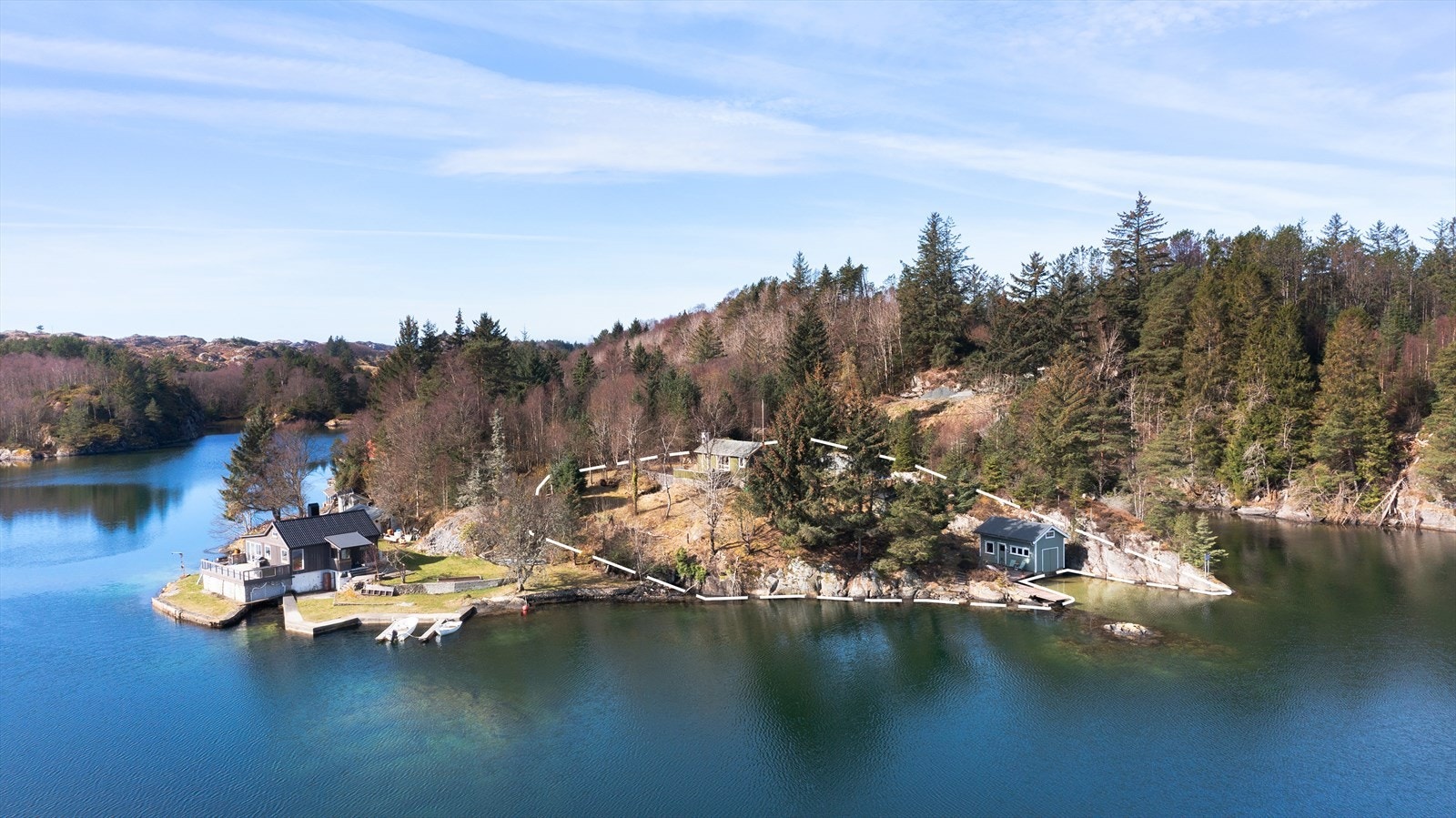 Mølstrevågvegen 34 er en eldre fritidsbolig med tilhørende naust, brygge og 56 meter sjølinje Galleribilde