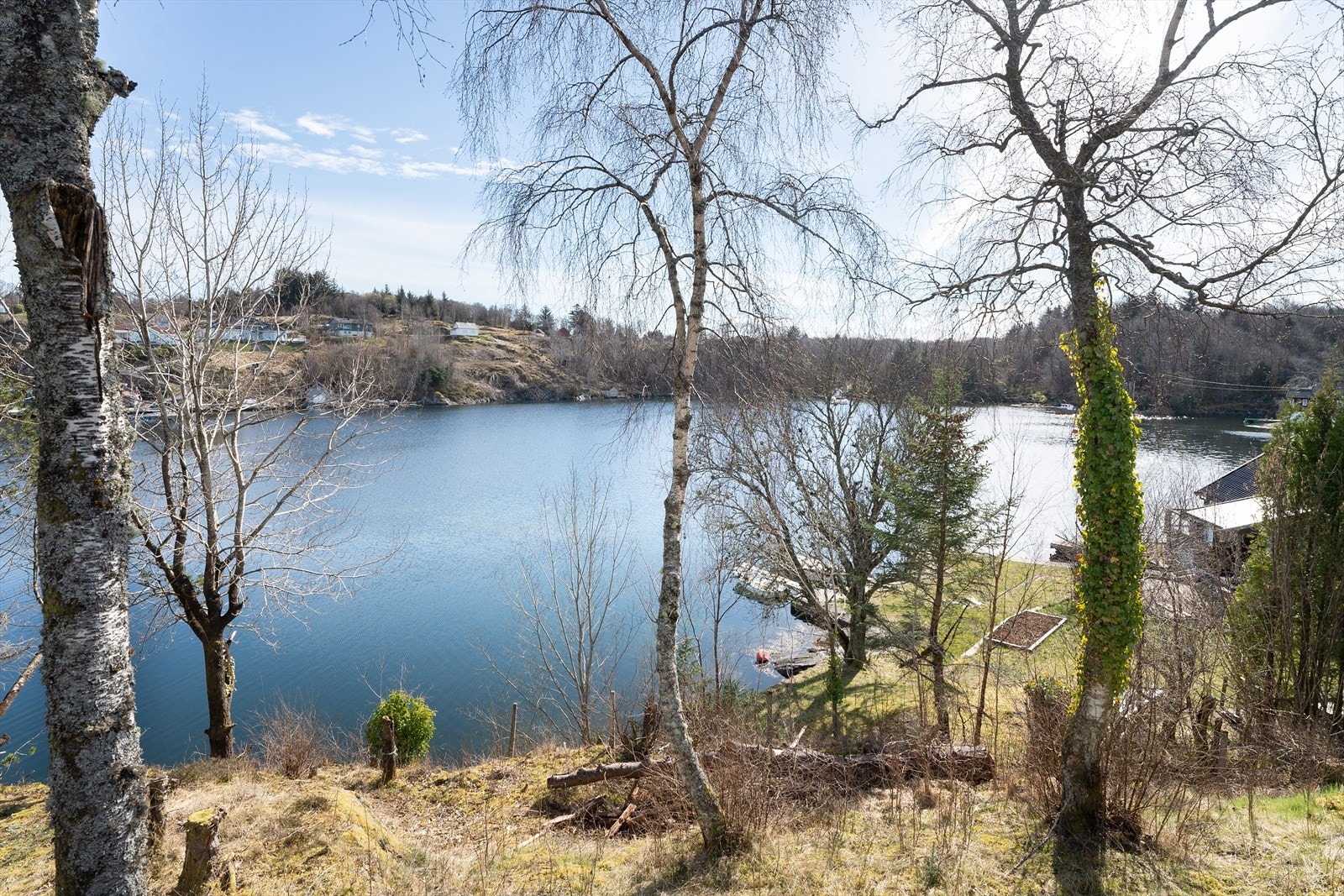 Uansett hvor en oppholder seg på eiendommen har man en herlig nærhet til sjøen Galleribilde