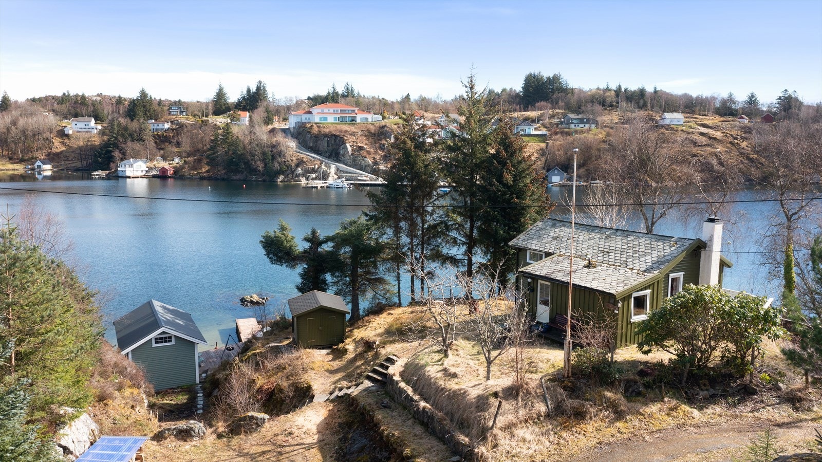 Nede ved sjøen har man stor brygge og oppgradert naust med hems som er nymalt samt har nytt tak og takrenner Galleribilde