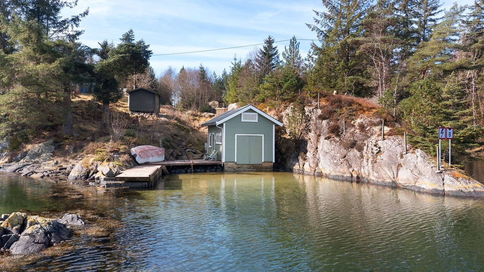 Ved bryggen er det trapp ned til sjøen og fine bademuligheter for både små og store Galleribilde