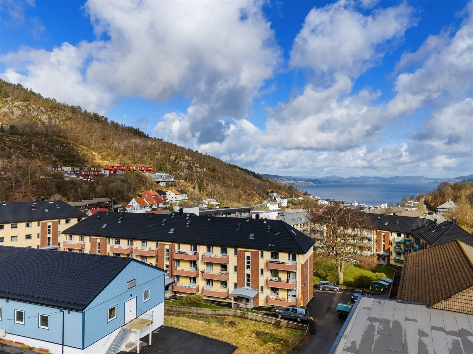 Med kort vei til alt man måtte trenge i hverdagen er leilighetens beliggenhet ideell for alle og en hver! Galleribilde