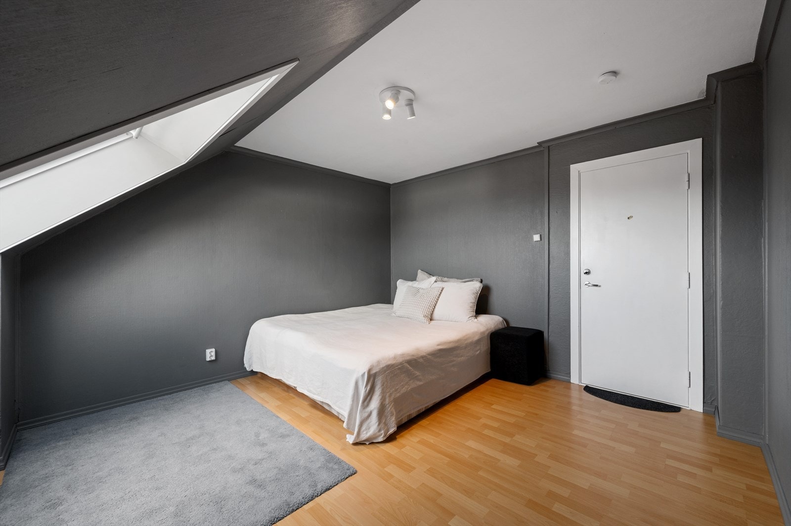 I leilighetens andre etasje er det et eget rom på hele 12,4 m². Galleribilde