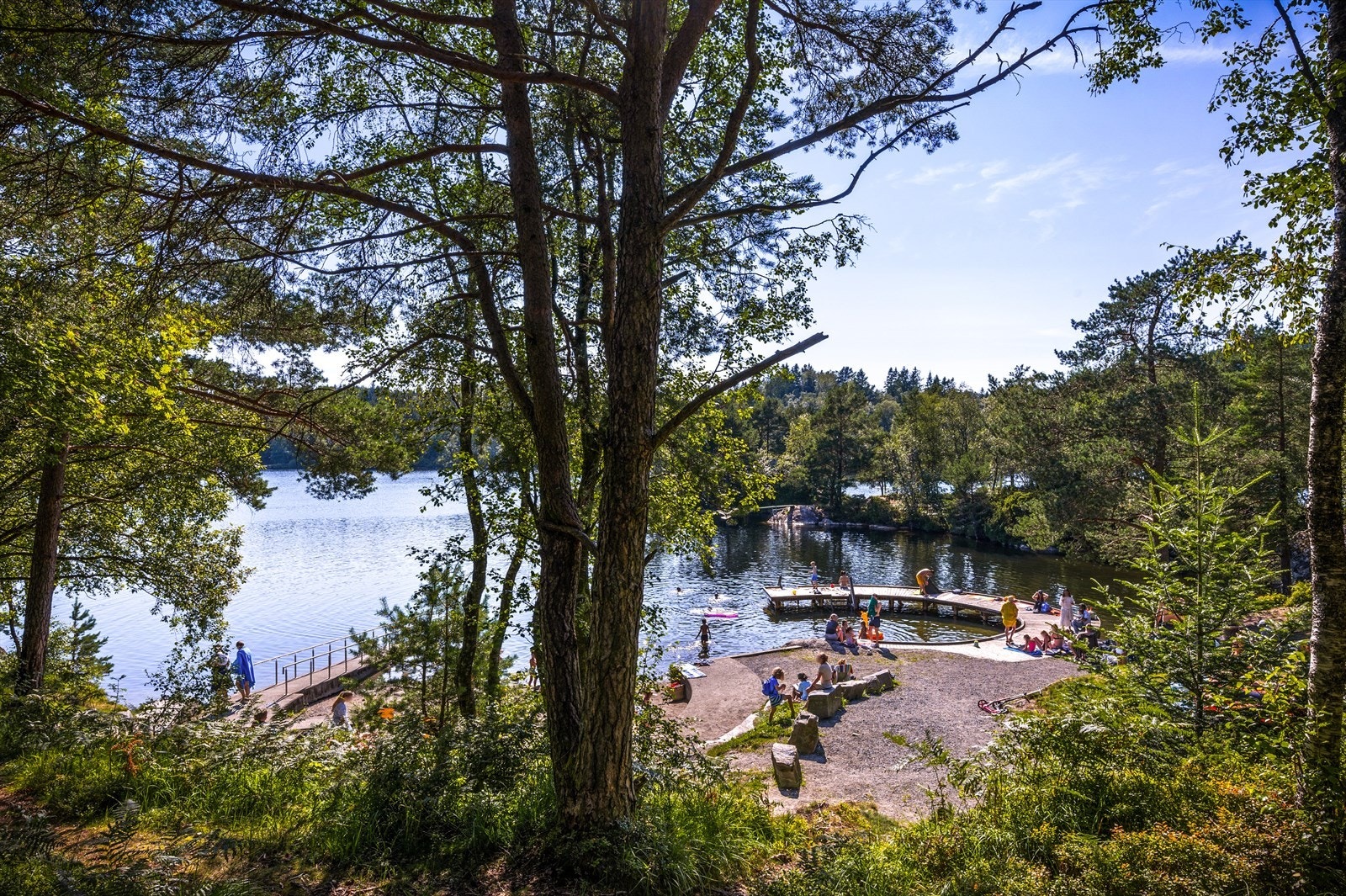I kort gangavstand fra boligen har man den populære badeplassen ved Storavatnet. Galleribilde