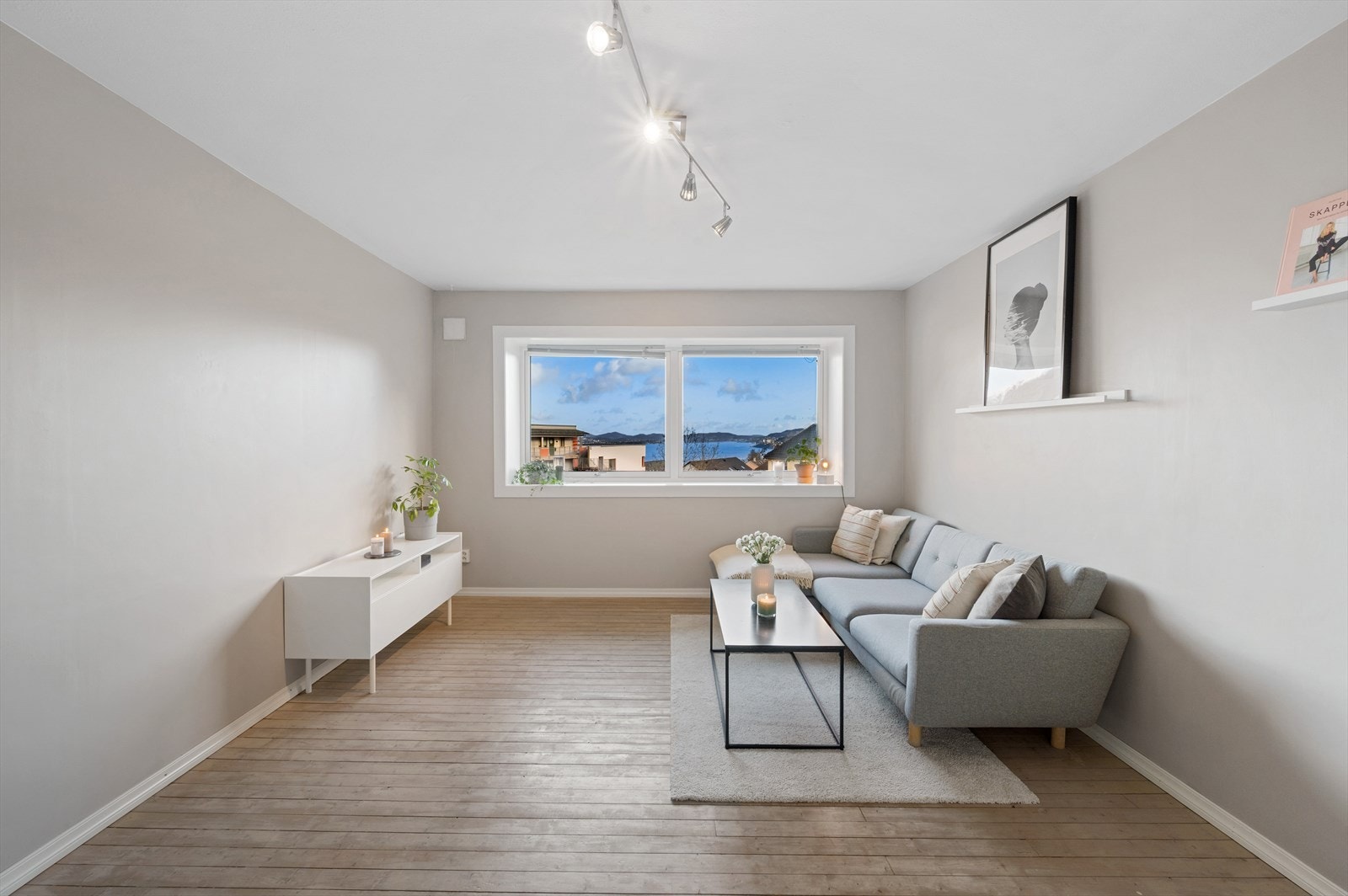 Lys og åpen stue med store vindusflater som sikrer rikelig med naturlig lysinnslipp. Galleribilde