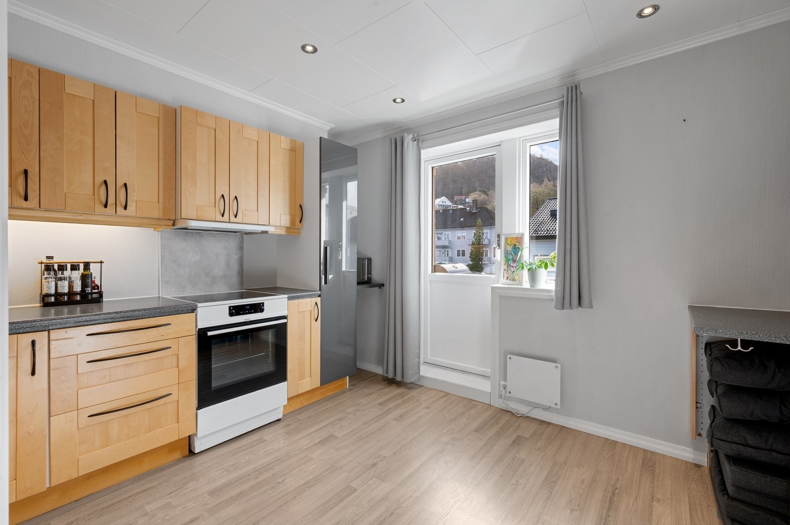 Kjøkkenet er videre utstyrt med integrert kombiskap, oppvaskmaskin, opplegg for komfyr, samt kjøkkenventilator med avtrekk. Galleribilde